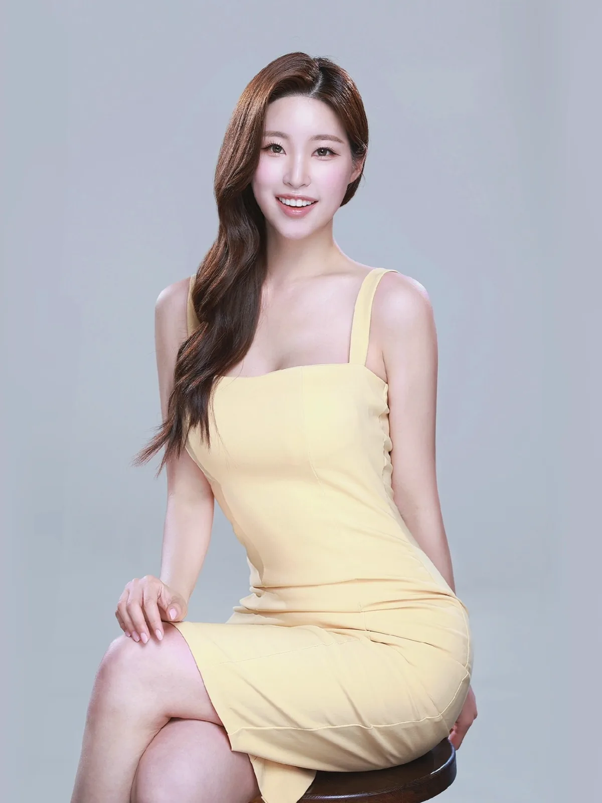쇼호스트 조설영 프로필 — 노란 원피스