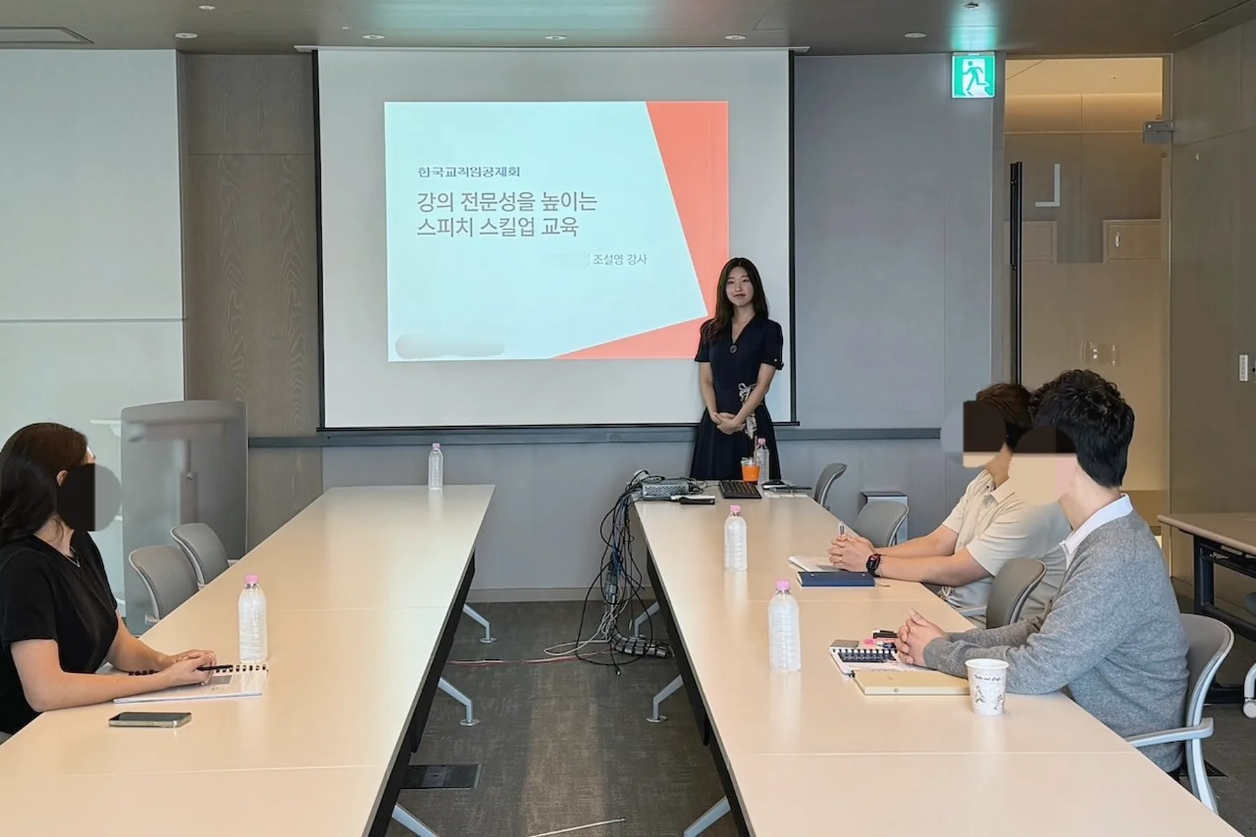 스피치 강의를 진행하는 조설영